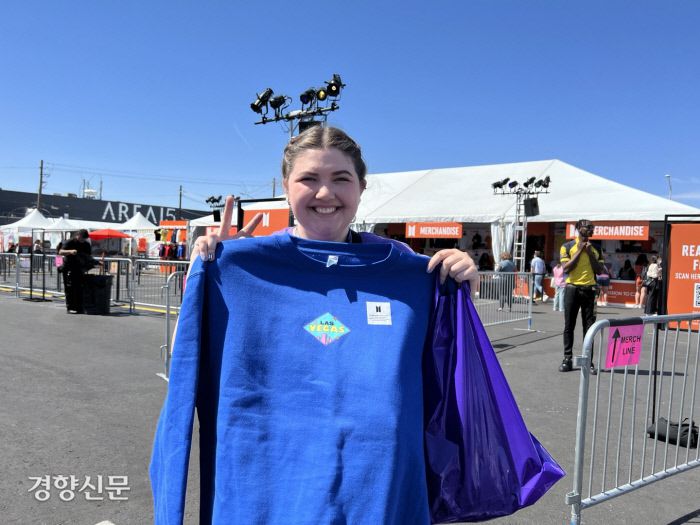 BTS 팝업스토어에 방문한 해나가 방금 구입한 티셔츠를 들어보이며 웃고 있다. 오경민 기자.