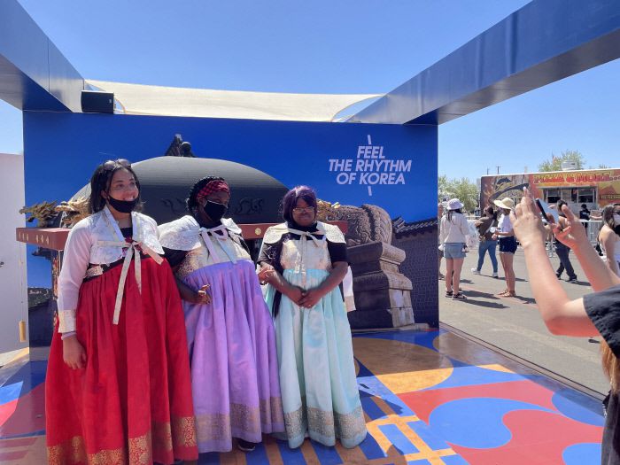 9일(현지시간) 미국 라스베이거스 얼리전트 스타디움 바깥에 설치된 한국관광공사의 부스에서 BTS 팬들이 한복을 입고 사진을 찍고 있다. 한국관광공사 제공