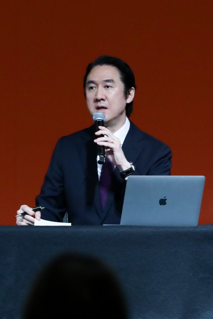 8일 오전(현지시간) 미국 라스베이거스 MGM 그랜드 컨퍼런스 센터에서 이진형 커뮤니케이션 총괄(CCO)이 발언하고 있다. 하이브 제공.