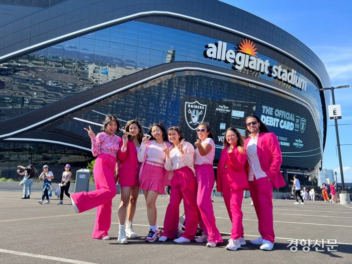 분홍색으로 옷을 맞춰입은 딜런(왼쪽에서 네 번째)과 그의 친척 등 7명 일행. 왼쪽부터 차례대로 디드렐, 디오젤, 데이넬, 딜런, 헤이즐, 저스틴과 크리스. 오경민 기자