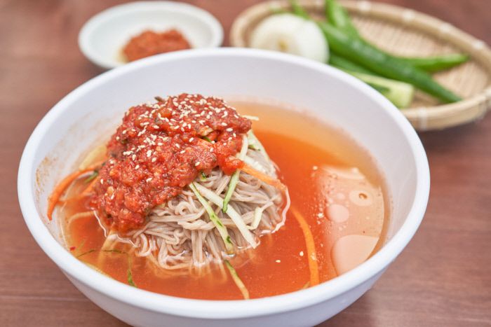 메밀이 들어가 밀면 질감을 내는 창녕 읍내의 막국수.