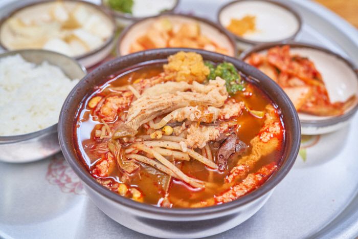 쫄깃한 식감과 구수한 맛이 일품인 수구레국밥.