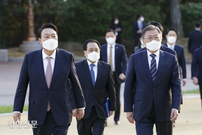 문재인 대통령과 윤석열 대통령 당선인이 대선 19일 만인 지난 3월 28일 청와대 상춘재 에서 만찬을 겸한 회동을 갖고 있다./청와대사진기자단