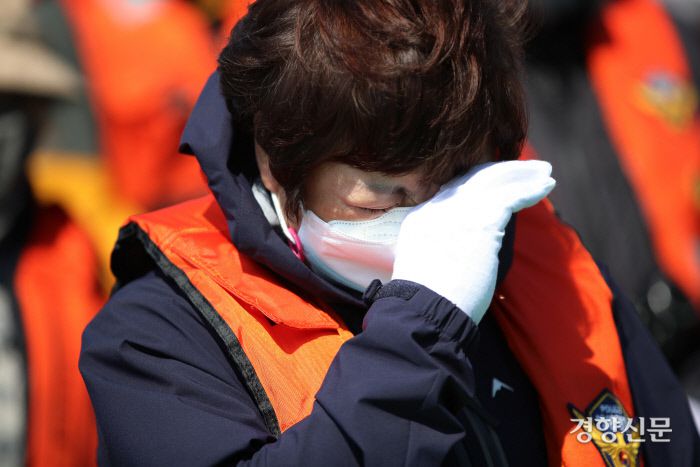 세월호참사 8주기인 16일 전남 진도군 세월호 사고 해역에서 열린 ‘4.16세월호 참사 8주기 선상추모식’에서 희생자 유가족들이 눈물을 흘리고 있다. / 권도현 기자