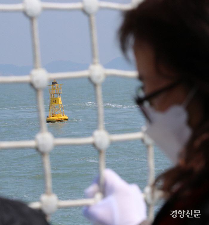 세월호참사 8주기인 16일 전남 진도군 세월호 사고 해역에서 열린 ‘4.16세월호 참사 8주기 선상추모식’에서 희생자 유가족들이 사고 해역을 바라보고 있다. / 권도현 기자