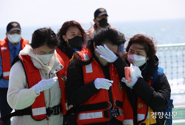 세월호참사 8주기인 16일 전남 진도군 세월호 사고 해역에서 열린 ‘4.16세월호 참사 8주기 선상추모식’에서 희생자 유가족들이 사고 해역에 헌화를 한 뒤 눈물을 흘리고 있다. / 권도현 기자