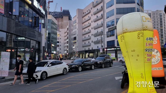 18일 오후 7시 전주시 덕진구 송천동 에코시티 상가에 외부 입간판이 세워지는 등 활기를 되찾고 있다.