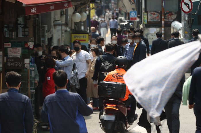 영업시간 제한, 사적모임 인원 제한 등 ‘사회적 거리두기’ 조치가 모두 해제된 18일 점심시간에 서울시청 인근 거리가 직장인들로 붐비고 있다. |연합뉴스