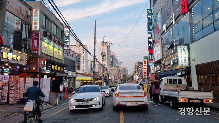 18일 오후 6시30분 전북 전주시 덕진구 송천동 일명 ‘먹자골목’에 때이른 시간인데도 자동차와 행인들이 분주하게 움직이고 있다.