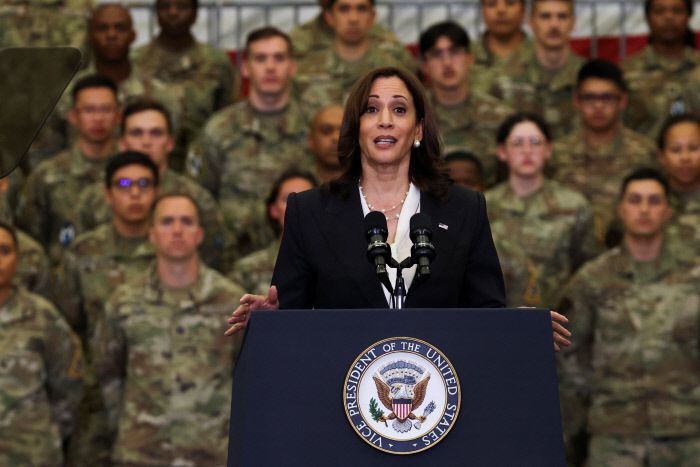 카멀라 해리스 미국 부통령이 18일(현지시간) 캘리포니아주 반덴버그 우주군 기지를 방문해 장병들을 앞에서 연설하고 있다. 반덴버그 우주군기자|로이터연합뉴스