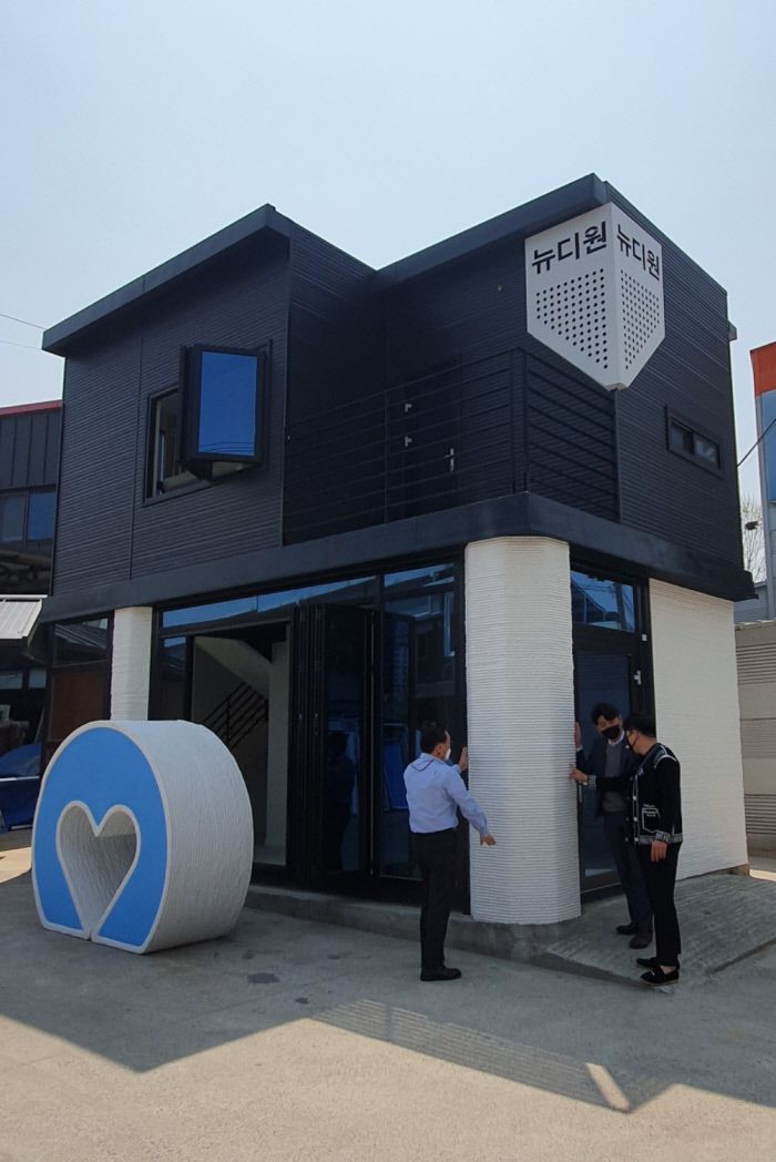 뉴디원이 3D프린터로 만든 일반 주택. 1층의 벽체와 기둥 등을 3D프린트로 뽑아냈다. 2층은 요즘 유행하는 모듈러 조립식 건축자재로 완성했다. 윤희일 선임기자