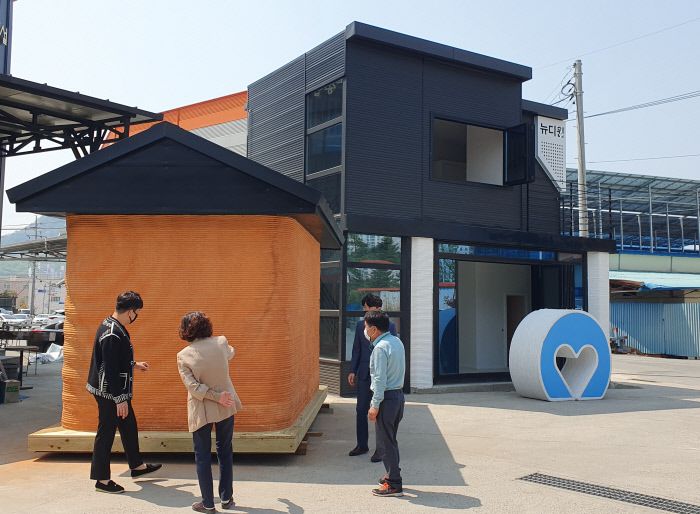 3D 프린터로 지은 황토집(앞)과 일반 주택(뒤). 윤희일 선임기자