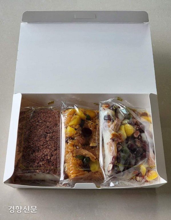 지난 18일 문재인 대통령 부부가 평산마을 등 마을 이장들을 통해 사저 인근 주민들에게 돌린 이사 떡.   독자 제공