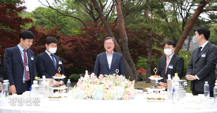 문재인 대통령이 25일 청와대 녹지원에서 출입기자들과의 마지막 기자간담회를 하고 있다. 경향신문 강윤중 기자