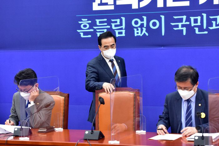 더불어민주당 박홍근 원내대표가 26일 서울 여의도 국회에서 열린 원내대책회의에 참석하고 있다. 국회사진기자단