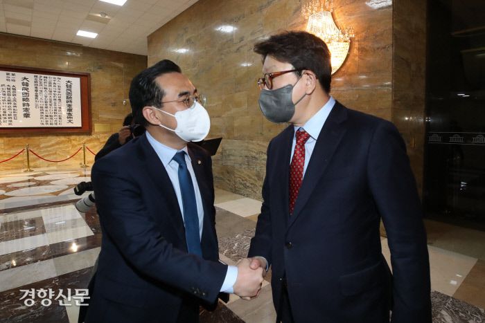 28일 서울 여의도 국회 본회의에서 진행됐던 ‘검수완박’ 법안 저지를 위한 필리버스터(무제한 토론)를 마친 국민의힘 권성동 원내대표와 더불어민주당 박홍근 원내대표가 악수하고 있다. 이준헌 기자