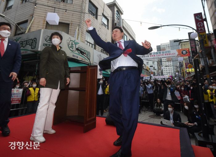 윤석열 대통령 당선인이 5월 2일 경기도 용인중앙시장을 찾아 방문 환영 나온 시민들에게 어퍼컷 세리머니를 하고 있다. /인수위 사진기자단