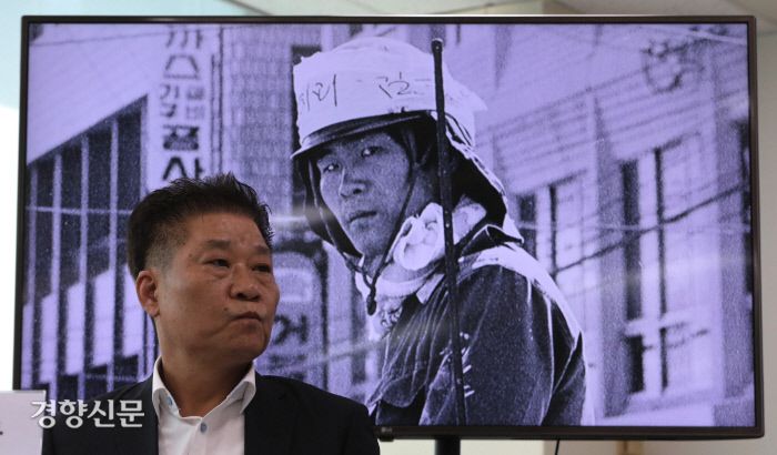 중앙일보 이창성 기자가 1980년 5·18 광주민주화운동 현장에서 포착한 김군으로 알려진 시민군 차복환씨가 12일 서울 중구 진상규명위원회 대국민 보고회에 참석해 증언하고 있다. 차씨는 머리에 적힌 “석방하라 김군”에서 ‘김군’은 고 김대중 전 대통령을  뜻한다고 밝혔다. 김창길 기자