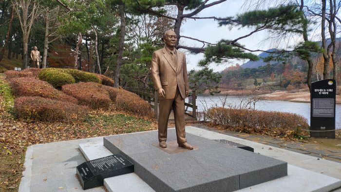 옛 대통령 별장인 충북 청주 청남대에 설치된 전직 대통령 전두환씨(앞)의 동상과 전직 대통령 노태우씨의 동상.