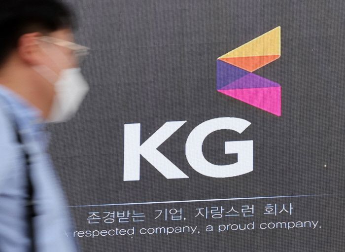 쌍용자동차 인수예정자로 13일 결정된 KG그룹의 서울 중구 KG타워로 한 관계자가 입장하고 있다. 연합뉴스
