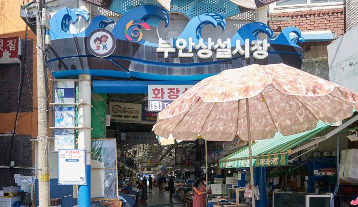 과거 부안 개펄에는 바지락과 백합이 지천이었지만 새만금 물막이 공사가 끝난 뒤 그 모습은 사라졌다. 부안 상설시장은 고창과 군산에서 온 백합이 채우고 있었다.