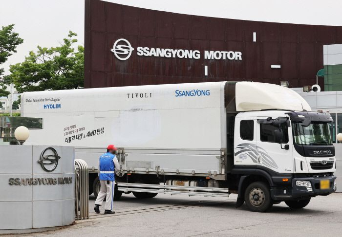 새 주인, 이번엔 찾을까 기업회생절차가 진행 중인 쌍용차 인수예정자로 KG그룹 컨소시엄이 결정된 13일 경기 평택시 쌍용차 평택출고센터에 대형 트럭이 출입하고 있다. 연합뉴스