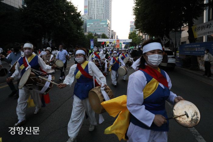 5·18민주화운동 42주년을 하루 앞둔 17일 광주 금남로에서 열린 전야제에서 시민들이 민주평화대행진을 하고 있다. ‘민주평화대행진’은 오월을 기억하는 전국각지의 민주시민과 오월풍물단이 수창초교-금남공원-금남로 전야제 무대까지 가두행진을 통해 80년 5월 민주대행진을 재현하는 행사다. 광주/성동훈 기자
