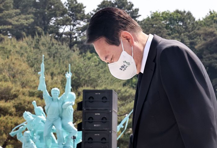 윤석열 대통령이 18일 광주 북구 운정동 국립5·18민주묘지에서 열린 제42주년 5·18민주화운동 기념식에서 묵념하고 있다.   대통령실사진기자단