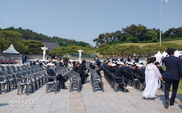 제42주년 5·18 민주화운동 기념식이 열린 18일 오전 광주 북구 운정동 국립 5·18민주묘지 기념식장에 놓인 좌석의 상당수가 비어있다.  5·18단체 관계자는 “다른 때에 비해 5·18피해자들의 참석이 많지 않았다”고 말했다.  강현석 기자