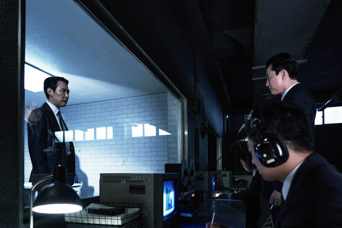 영화 <헌트>의 취조실 장면. 박평호(이정재·왼쪽)는 김정도(정우성)를 향해 소리친다. 취조실 밖 정도에게는 평호가 보이지만, 평호에게는 자신의 모습만 보인다. 메가박스중앙㈜플러스엠 제공