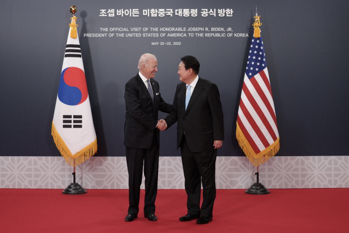 윤석열 대통령과 조 바이든 미국 대통령이 21일 서울 용산 대통령실 청사에서  기념사진을 찍고 있다. 대통령실 제공