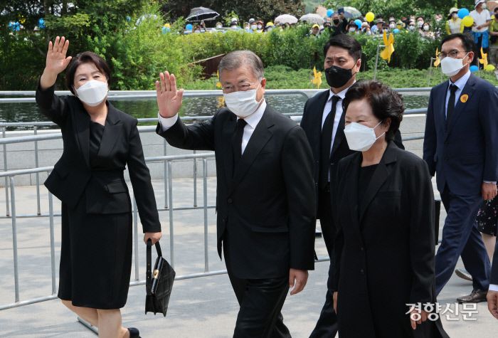 노무현 전 대통령 서거 13주기 추모제가 엄수되는 23일 문재인 전 대통령부부와 권양숙 여사가 행사장으로 이동하면서 시민에게 인사하고 있다. 사진공동취재단