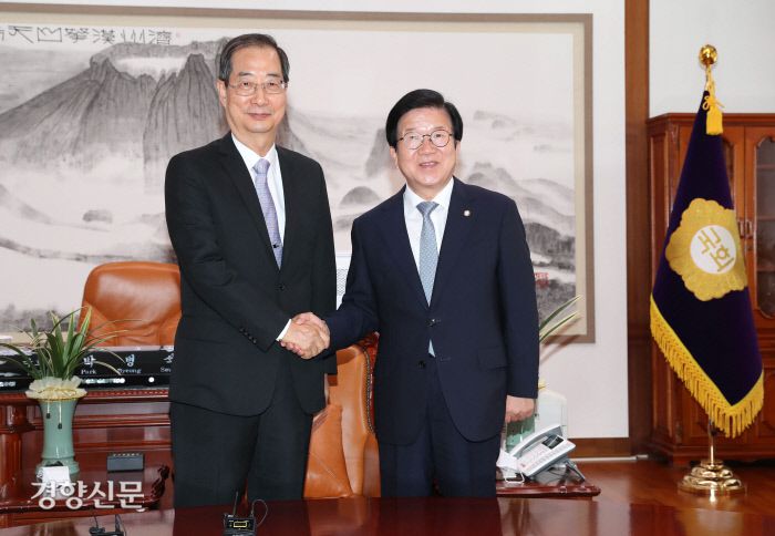 박병석 국회의장(오른쪽)이 24일 오전국회의장실을 예방한 한덕수 신임 국무총리와 악수하고 있다. ｜국회사진기자단·경향신문