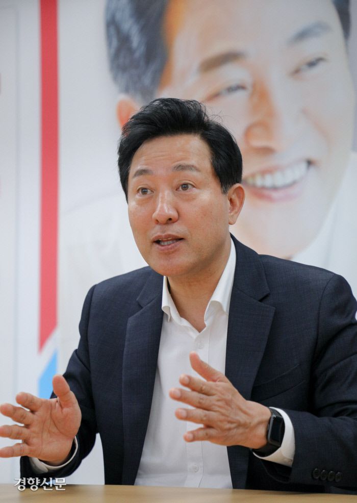 오세훈 국민의힘 서울시장 후보가 24일 서울 중구 프레스센터 선거사무실에서 경향신문과 인터뷰를 하고 있다. 성동훈 기자