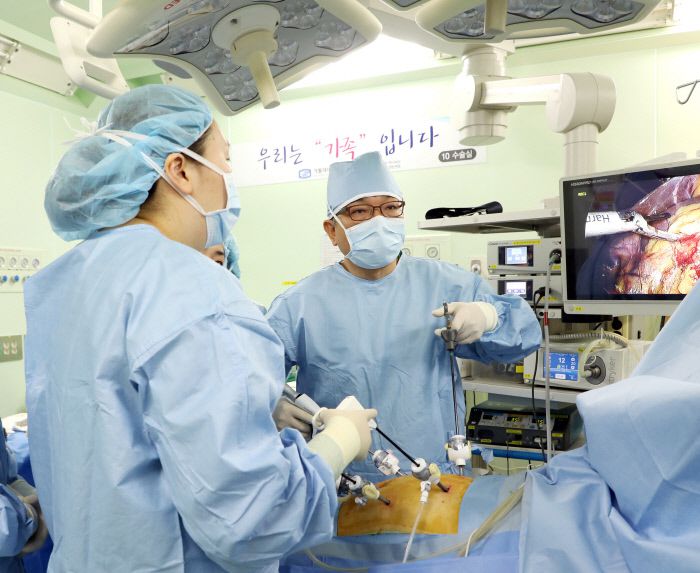 위암센터 진형민 교수(오른쪽)가 위암 환자를 대상으로 복강경수술을 시행하고 있다. 성빈센트병원 제공