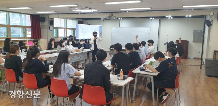 선사고 1학년 국어 수업시간 모습. 김찬호 기자