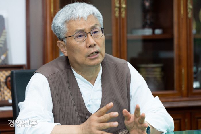 한만위 민사고 교장선생님이 인터뷰를 하고 있다.  우철훈 선임기자