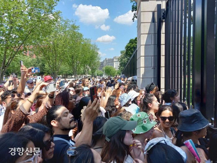 방탄소년단(BTS) 팬들이 31일(현지시간) BTS가 조 바이든 대통령과 면담하기 위해 워싱턴 백악관을 찾았을 때 백악관 담장에 몰려들어 응원하고 있다. 워싱턴|공동취재단