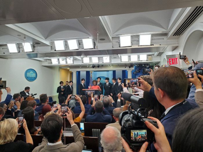 방탄소년단(BTS) 멤버들이 31일(현지시간) 미국 워싱턴 백악관에서 조 바이든 대통령과 면담하기 전 브리핑룸에서 소감을 말하기 위해 등장하자 취재진들이 일제히 핸드폰 및 카메라고 사진과 동영상을 찍고 있다. 워싱턴|김재중 특파원hermes@kyunghyang.com