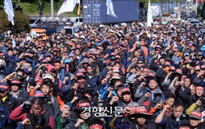 2016년 화물연대 총파업 당시 결의대회를 열고 있는 모습. 경향신문 자료사진