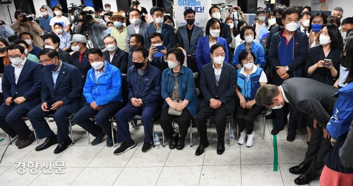 이재명 더불어민주당 인천 계양을 후보가 6월 2일 인천 계양구 선거사무소 상황실에서 6·1 지방선거 및 국회의원 보궐선거 개표 결과 당선이 확실시되자 캠프 관계자와 지지자들에게 감사 인사를 하고 있다./사진공동취재단