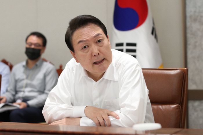 윤석열 대통령이 5월 30일 용산 대통령실에서 수석비서관회의를 주재하면서 모두발언을 하고 있다. 윤 대통령은 회의에서 “가용수단을 총동원해 국민의 생활물가 안정에 총력을 다해달라”고 당부했다.  / 대통령실사진기자단