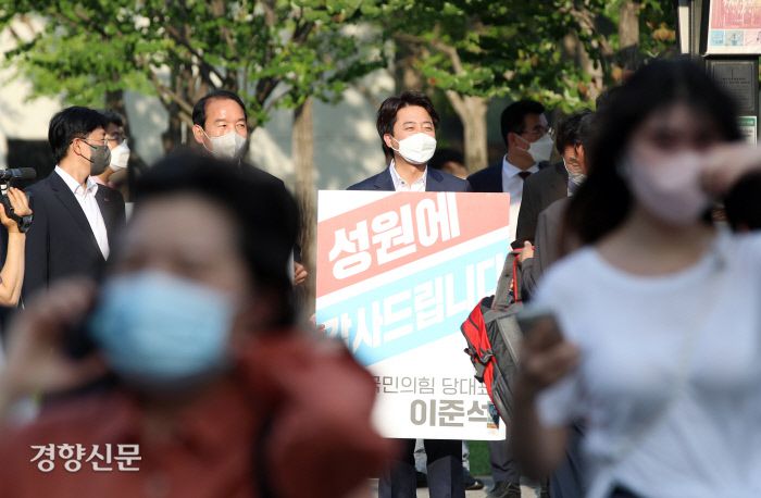 국민의힘 이준석 대표가 6월 2일 오전 광주 동구 옛 전남도청 인근에서 광주 시민들에게 감사 인사를 하고 있다. 전날 치러진 제8회 전국 동시 지방선거에서 국민의힘은 광주에서 처음으로 광역·기초 비례의원이 당선됐다. /연합