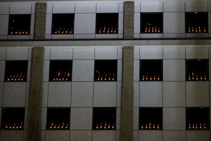 홍콩 주재 미국 총영사관이 4일(현지시간) 톈안먼 민주화시위에 대한 추도의 의미로 창가에 촛불을 켜 두었다. | 로이터연합뉴스