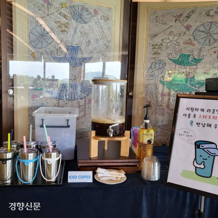 지난 2일부터 나흘간 제주 핀크스 골프클럽에서 열린 ‘SK텔레콤 오픈 2022’ 에서 선수들은 클럽하우스에 마련된 다회용컵 대여장소에서 일회용컵 대신 푸른색 텀블러를 빌려 음료를 담아 필드로 나갔다. 푸른컵 제공