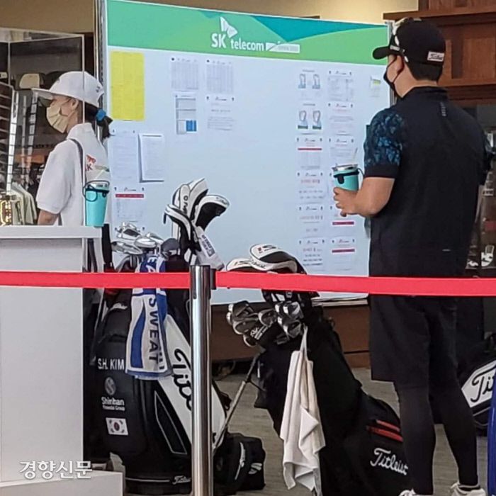 지난 2일부터 나흘간 제주 핀크스 골프클럽에서 열린 ‘SK텔레콤 오픈 2022’ 에서 선수들이 일회용컵 대신 푸른색 텀블러를 사용하고 있다. 친환경 스타트업 푸른컵 제공