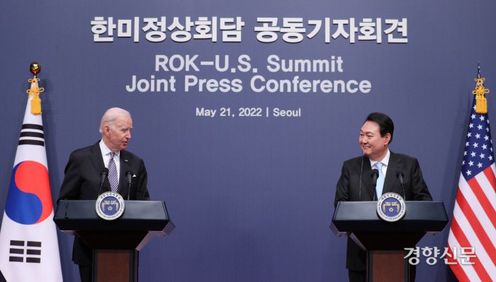 윤석열 대통령과 조 바이든 미국 대통령이 지난달 21일 서울 용산 대통령실 청사에서 한미 정상회담 후 공동기자회견을 하고 있다. 경향신문 강윤중 기자