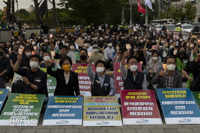 민주노총 공공운수노조 화물연대본부와 공공운수노조 등 시민사회단체가 14일 서울 용산구 대통령집무실앞에서 ‘국민안전 위한 화물 안전운임 전면 확대 촉구! 새 정부 국민안전 역행 규탄! 시민사회 촛불 문화제를 열고 있다./문재원 기자