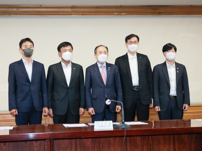 추경호 경제부총리 겸 기획재정부 장관(가운데) 등 참석자들이 16일 서울 명동 은행회관에서 열린 비상 거시경제금융회의에서 기념촬영을 하고 있다. 왼쪽부터 이복현 금융감독원장, 최상목 대통령실 경제수석, 추 부총리, 이창용 한국은행 총재, 김소영 금융위원회 부위원장. 한국은행 제공