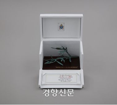 2018년 10월 유럽순방시 로마교황청 방문 때 프란치스코 교황이 평화의 염원을 담아 선물한 청동 올리브 가지. 대통령기록관 제공.
